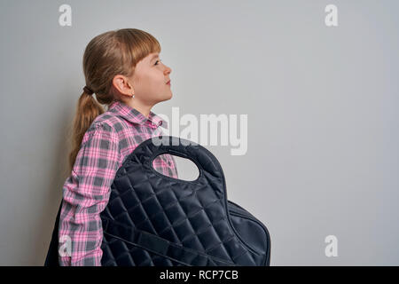 Fille avec porte-documents sur fond blanc Banque D'Images