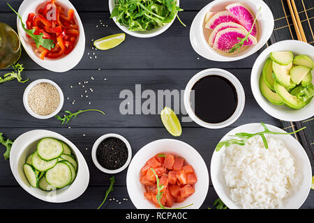 Ingrédients pour la cuisson des poissons saumon Hawaiian poke bol avec du riz, de l'avocat, paprika, concombre, radis, graines de sésame et de la chaux. Bol Bouddha. Alimentation nourriture. T Banque D'Images