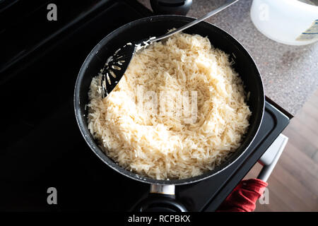 Pot de cuisson du riz blanc bouilli sur la cuisine cuisinière Banque D'Images