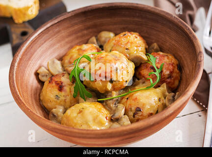 Délicieux avec des boulettes sauce crème de champignons. La cuisine suédoise. Banque D'Images