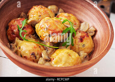 Délicieux avec des boulettes sauce crème de champignons. La cuisine suédoise. Banque D'Images