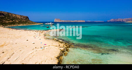 Vue aérienne de Balos beach près de Gramvousa en Crète. Les eaux turquoise magique, lagunes, Balos beach de pur sable blanc. Dans la baie de Balos Crete Island Banque D'Images