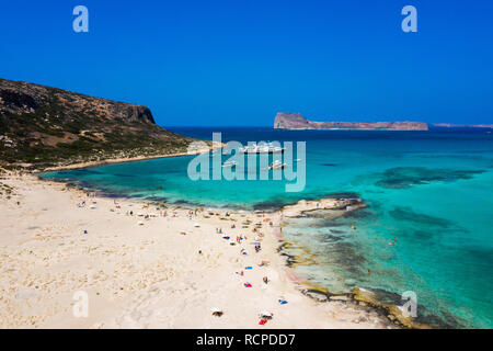 Vue aérienne de Balos beach près de Gramvousa en Crète. Les eaux turquoise magique, lagunes, Balos beach de pur sable blanc. Dans la baie de Balos Crete Island Banque D'Images