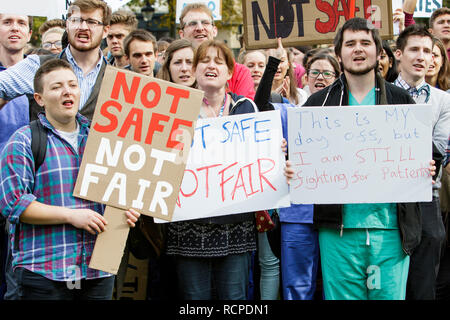 Le personnel du NHS et les membres du public sont représentés portant des pancartes et des affiches à un 'Save' NHS notre manifestation de protestation et un rassemblement à Bristol 10/10/2015 Banque D'Images