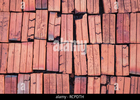 Vieilles briques rouges disposées dans un tableau d'arrière-plan Banque D'Images