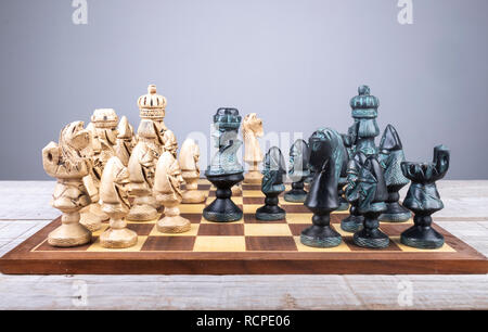 Moment d'une partie d'échecs avec des pièces de collection Banque D'Images
