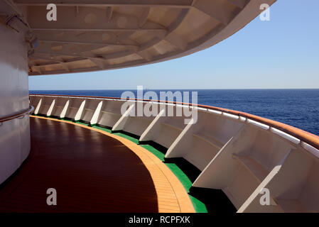 Le pont promenade en avant d'un navire de croisière en mer. Banque D'Images