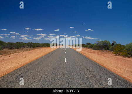 Une longue route droite dans l'arrière-pays de l'Australie. Banque D'Images