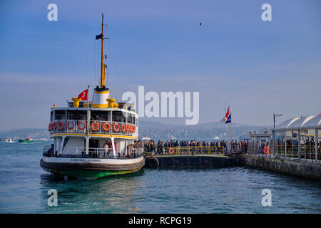 Istanbul, Turquie : les gens de descendre du ferry à la gare d'Eminonu efficacement arrivant en Europe, d'Asie en traversant le Bosphore Banque D'Images