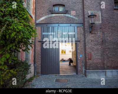 Octobre 2018 - Malines, Belgique : Entrée avec grande porte en bois à l'berwery Het Anker dans le béguinage dans le centre-ville Banque D'Images