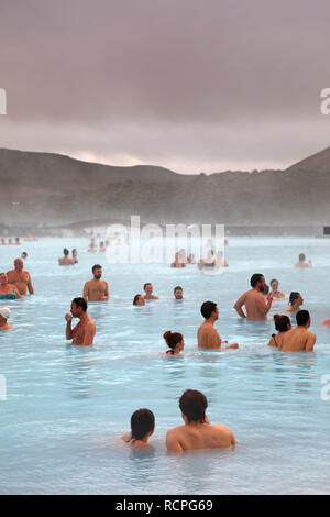 Les gens se baigner dans le spa géothermal Blue Lagoon, Grindavik, Islande Banque D'Images