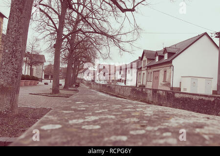 Photo monochrome d'une place de village par kziprian Banque D'Images