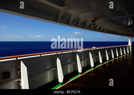 Le pont promenade en avant d'un navire de croisière en mer. Banque D'Images