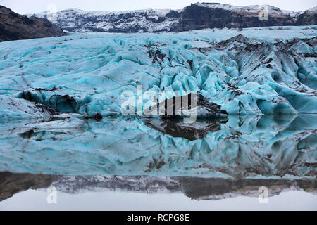 La glace bleue du Glacier Solheimajokull Myrdalsjokull, partie de la calotte glaciaire sur la côte sud de l'Islande Banque D'Images