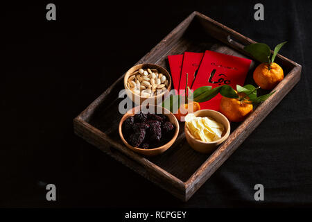 Groupe de Vietnamiens colorés jam pour Vietnam Têt, nouvel an lunaire également d'Asie, de fruits en conserves traditionnelles de jujube, confiture de gingembre et de citrouille Banque D'Images