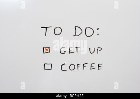 Pour faire la liste contenant get up et du café sur un tableau blanc avec get up vérifié Banque D'Images