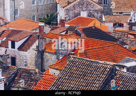 Trogir in Croatia, vue panoramique de la ville avec des toits de tuiles rouges, destination touristique croate. La ville de Trogir, Croatie vue front de mer. Toits de Trogir en Croa Banque D'Images