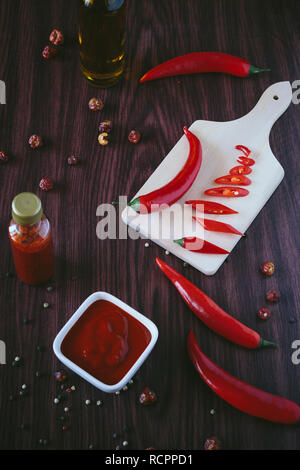 Hot sauce fait maison dans un bol blanc sur un fond de bois Banque D'Images