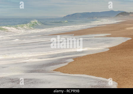 Big breaking wave Ocean sur une plage de sable sur la rive ouest de l'océan Pacifique Banque D'Images