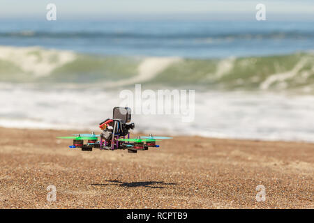 Petit quadrocopter, copter, drone avec Action Canada sur le vol de l'appareil photo la mer plage prêt à voler Banque D'Images