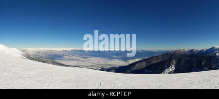 Vue montagnes pour le ciel d'hiver pente resort du haut de Todorka à Bansko, Bulgarie Banque D'Images