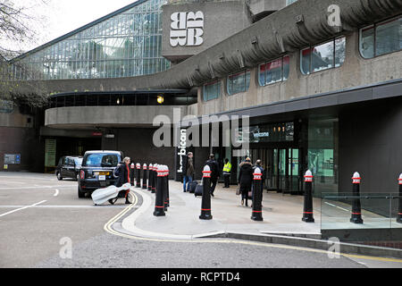 Des musiciens professionnels, arrivant avec des instruments de musique au Barbican Centre entrée dans Silk Street London EC2Y UK KATHY DEWITT Banque D'Images