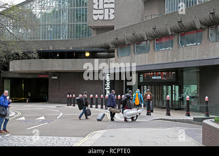 Des musiciens professionnels, arrivant avec des instruments de musique au Barbican Centre entrée dans Silk Street London EC2Y UK KATHY DEWITT Banque D'Images