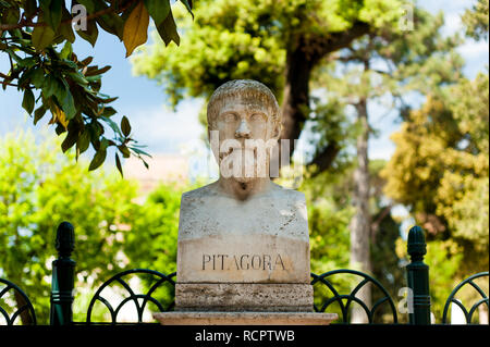 Close up de philosophe grec pythagora statue en marbre dans le jardin en plein air à rome Banque D'Images