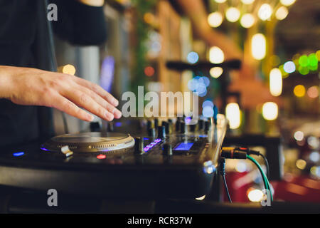 Mixeur DJ à jouer de la musique à la voie libre et se mélange à la discothèque à partie. Banque D'Images