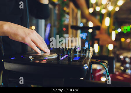 Mixeur DJ à jouer de la musique à la voie libre et se mélange à la discothèque à partie. Banque D'Images