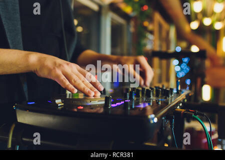 Mixeur DJ à jouer de la musique à la voie libre et se mélange à la discothèque à partie. Banque D'Images