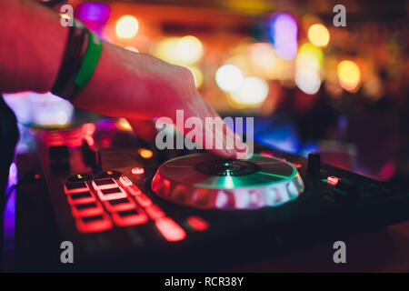 Mixeur DJ à jouer de la musique à la voie libre et se mélange à la discothèque à partie. Banque D'Images