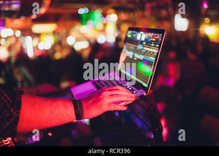 Mixeur DJ à jouer de la musique à la voie libre et se mélange à la discothèque à partie. Banque D'Images