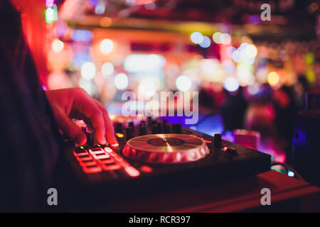 Mixeur DJ à jouer de la musique à la voie libre et se mélange à la discothèque à partie. Banque D'Images