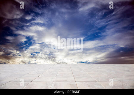 Concept d'affaires - plancher de béton vide haut avec matin gris ciel nuageux pour l'affichage ou un montage produit Banque D'Images