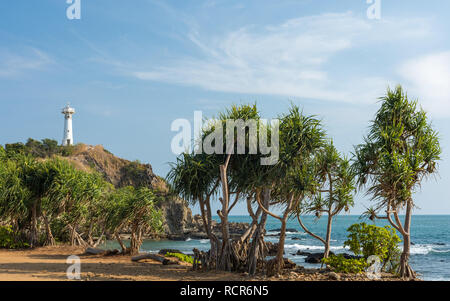 Le Light House de l'île thaïlandaise de Koh Lanta en hauteur sur un rocher dans le Parc National de Mu Koh Lanta. Banque D'Images