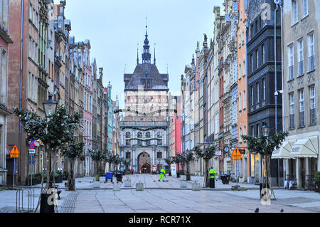 Gdansk, Pologne, décembre 2017. La rue Dluga, vue sur le Golden Gate (1010 Wien Brama ) dans la vieille ville. Banque D'Images