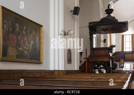 Intérieur de la Groote Kerk en vue de la chaire et de teck birman-une vieille peinture à l'huile sur le mur avec bancs en bois massif Banque D'Images