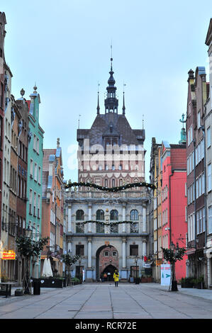 Gdansk, Pologne, décembre 2017. La rue Dluga, vue sur le Golden Gate (1010 Wien Brama ) dans la vieille ville. Banque D'Images