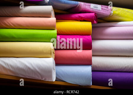 Rouleaux de tissu matériel coloré - échantillons de texture Banque D'Images