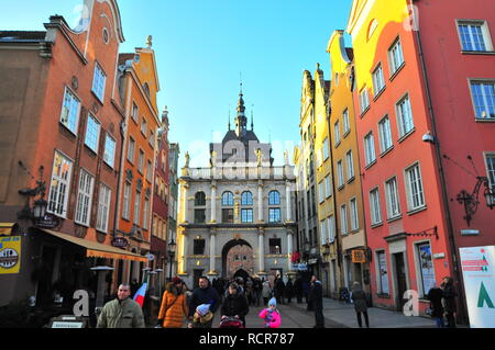 Gdansk, Pologne, décembre 2017. La rue Dluga, vue sur le Golden Gate (1010 Wien Brama ) dans la vieille ville. Banque D'Images