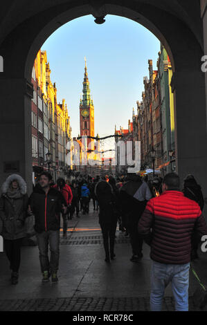 La rue Dluga, vue de dessous le Golden Gate 1010 Wien Brama dans la vieille ville. Gdansk, Pologne, Décembre 2017 Banque D'Images