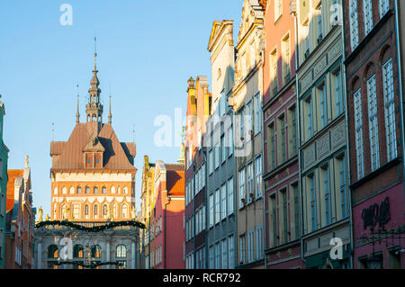 Gdansk, Pologne, décembre 2017. La rue Dluga, vue sur le Golden Gate (1010 Wien Brama ) dans la vieille ville. Banque D'Images