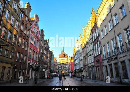 Gdansk, Pologne, décembre 2017. La rue Dluga, vue sur le Golden Gate (1010 Wien Brama ) dans la vieille ville. Banque D'Images