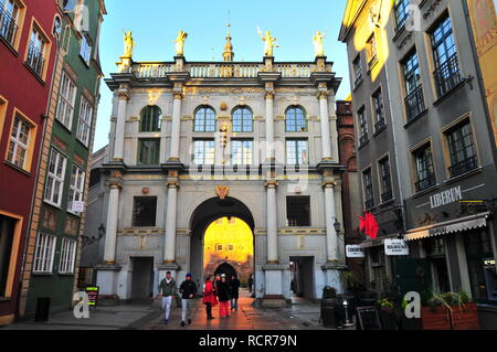 Gdansk, Pologne, décembre 2017. La rue Dluga, vue sur le Golden Gate (1010 Wien Brama ) dans la vieille ville. Banque D'Images