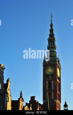 Gdansk, Pologne, le 2 décembre 2017. Tour de l'hôtel de ville vu de la rue Dluga. Banque D'Images