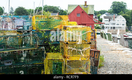 Vert et jaune vif des casiers à homard empilés sur un quai de pêche dans le Massachusetts Banque D'Images