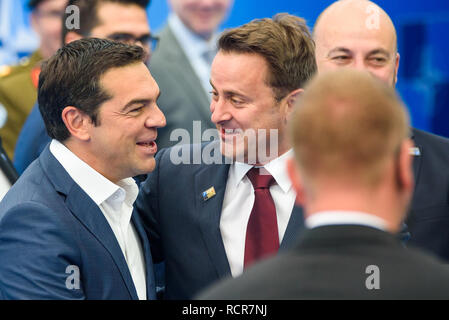 12.07.2018. Bruxelles, Belgique. Alexis Tsipras, Premier Ministre de la Grèce et Xavier Bettel, Premier Ministre du Luxembourg. Sommet de l'OTAN en 2018. Banque D'Images