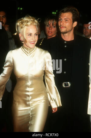 HOLLYWOOD, CA - 8 SEPTEMBRE : Patricia Arquette actrice et l'acteur Christian Slater assister à la Warner Bros Pictures' 'True Romance' création le 8 septembre 1993 au Mann's Chinese Theatre à Hollywood, Californie. Photo de Barry King/Alamy Stock Photo Banque D'Images