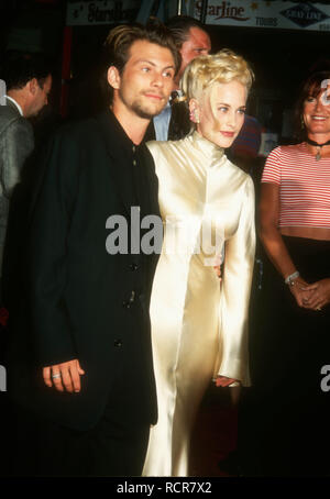 HOLLYWOOD, CA - 8 SEPTEMBRE : l'Acteur Christian Slater et Patricia Arquette actrice assister à la Warner Bros Pictures' 'True Romance' création le 8 septembre 1993 au Mann's Chinese Theatre à Hollywood, Californie. Photo de Barry King/Alamy Stock Photo Banque D'Images